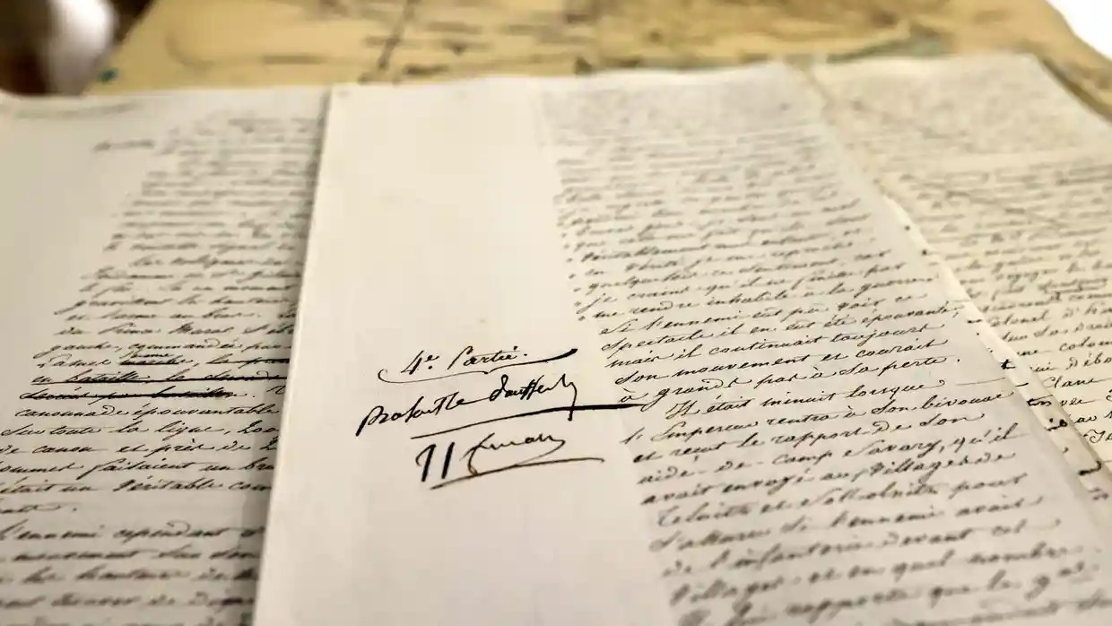 أملى نابليون المخطوطة المكونة من 74 صفحة كثيفة الكتابة على الجنرال هنري غاتيان برتران، ثم صححها شاطباً كلمات ومدوناً على الهامش ملاحظاته بخط يده الصغير
