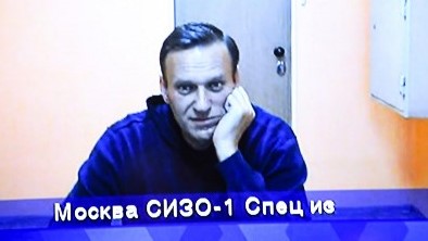 المعارض الروسي أليكسي نافالني على شاشة فيديو في أثناء استجوابه في محكمة موسكو الخميس