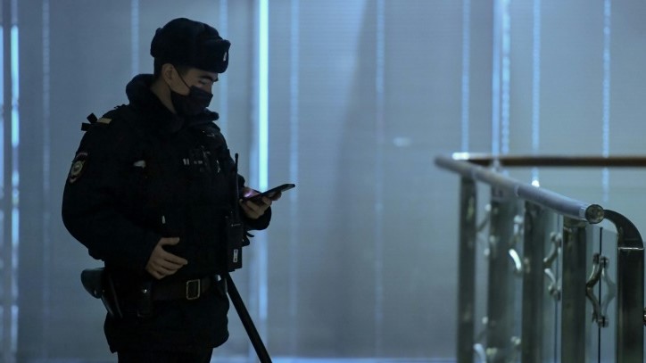 شرطي روسي يقف الأربعاء في بهو البناء الذي يضم مكاتب صندوق مكافحة الفساد الذي يتزعمه المعارض الروسي أليكسي نافالني
