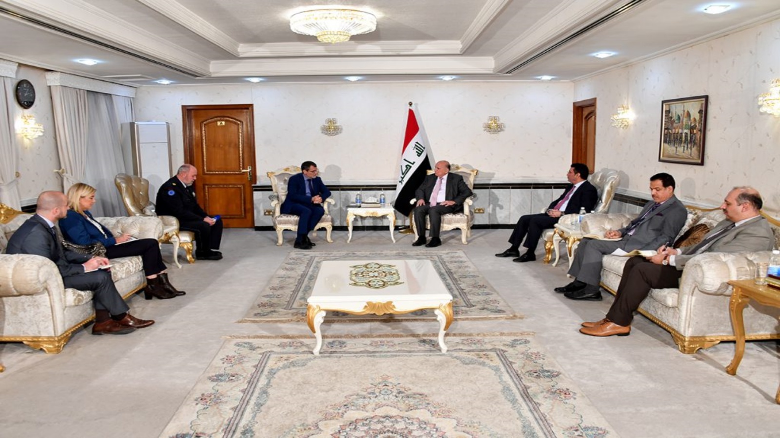 وزير الخارجية العراقي مجتمعا مع سفير الاتحاد الاوروبي في بغداد