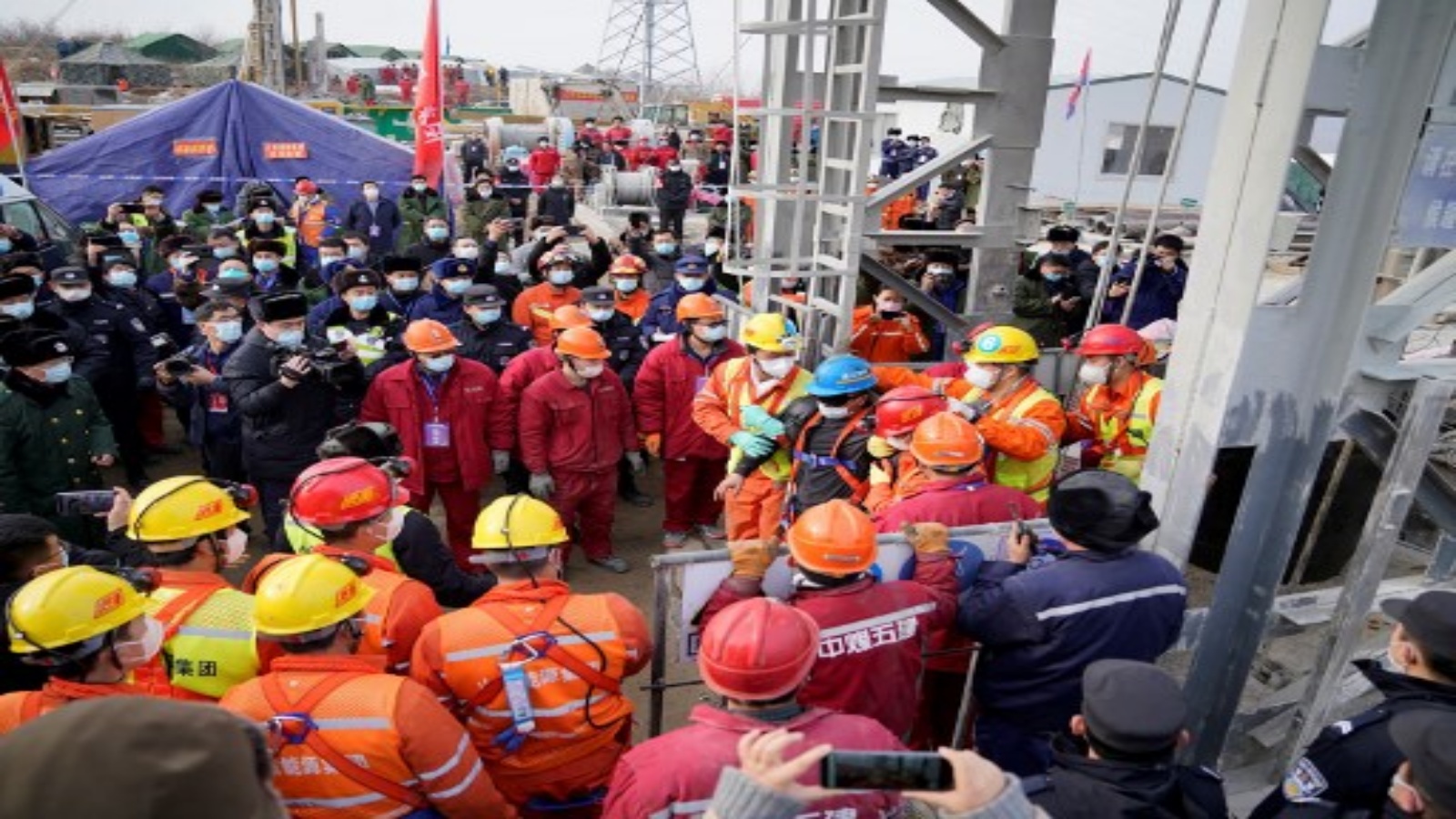 تم إنقاذ واحد من 22 عاملا صينيا من مئات الأمتار تحت الأرض حيث حوصروا لمدة أسبوعين بعد انفجار منجم ذهب في Qixia بمقاطعة شاندونغ شرق الصين في 24 يناير 2021