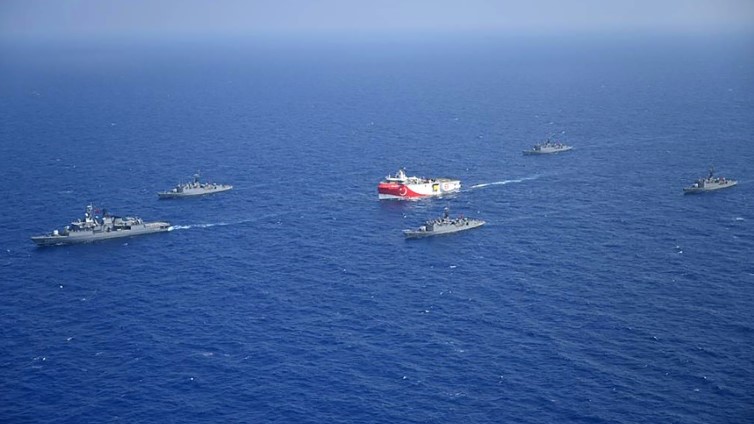صورة نشرتها وزارة الدفاع التركية في 12 أغسطس 2020 لسفينة المسح الزلزالي عروج ريس ترافقها سفن البحرية التركية قبالة سواحل أنطاليا في البحر المتوسط في 10 أغسطس 2020