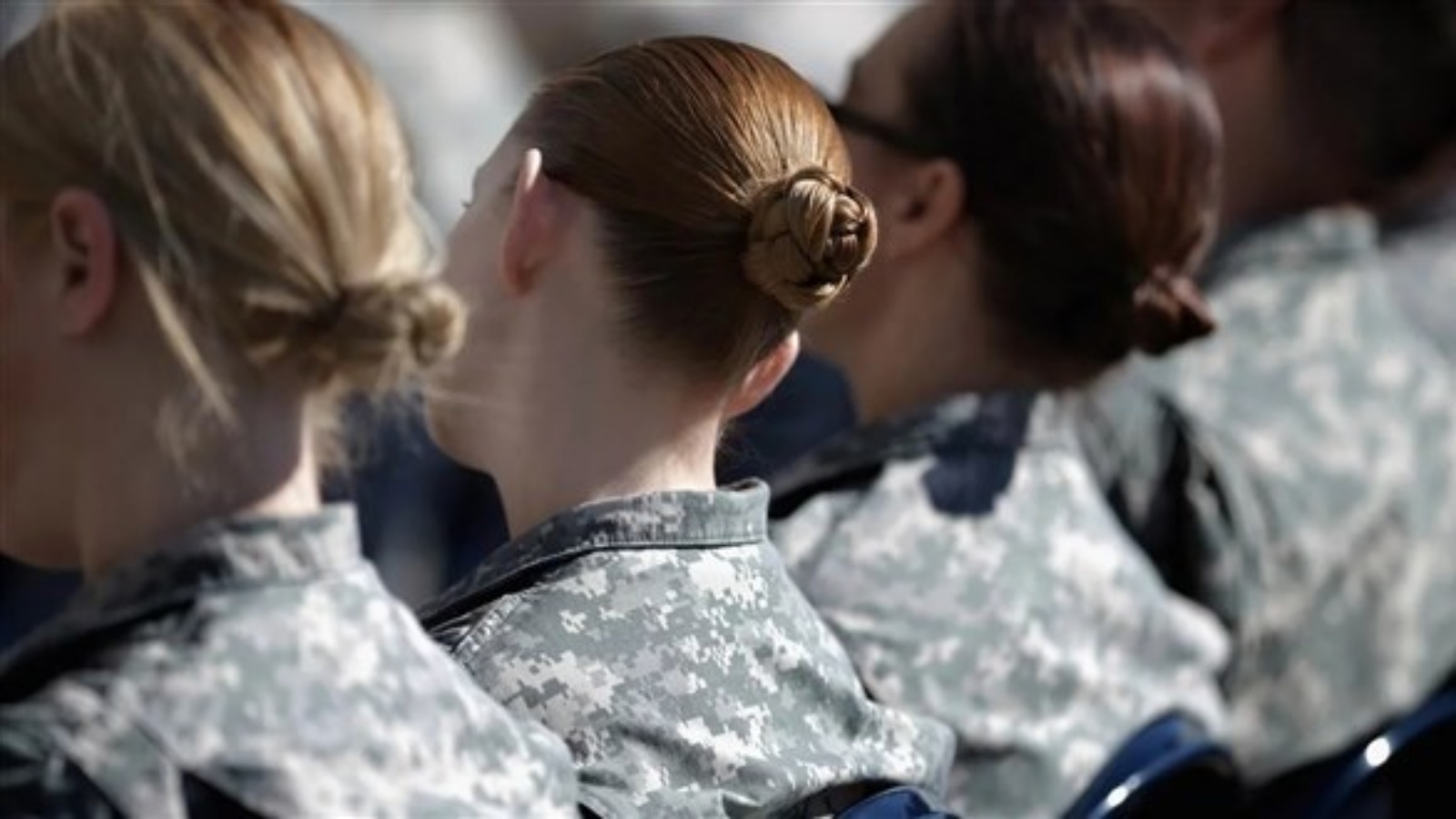 الجيش الأميركي يقر تعديلات بشأن معايير مظهر العسكريين لصالح النساء