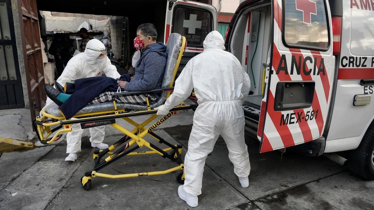 الصليب الأحمر ينقل مريضا مصابا بكوفيد-19 الى المستشفى في المكسيك في 8 كانون الثاني/يناير 2021