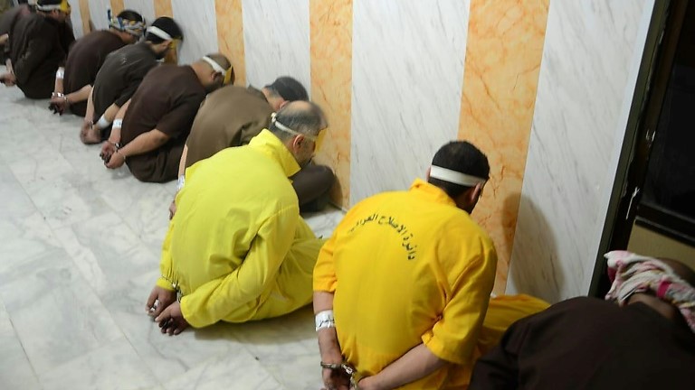 أفراد من تنظيم الدولة الإسلامية محكوم عليه بالاعدام في صورة نشرتها السلطات العراقية في 29 يونيو 2018