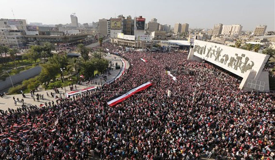 متظاهرون في بغداد العام الماضي يتظاهرون ضد انتشار الفساد الرسمي