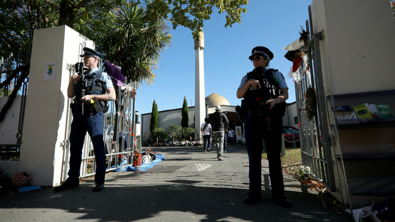 الشرطة النيوزيلندية أمام مسجد النور في كرايتسشيرش قبل أيام من بداية شهر رمضان، 3 مايو/أيار 2019