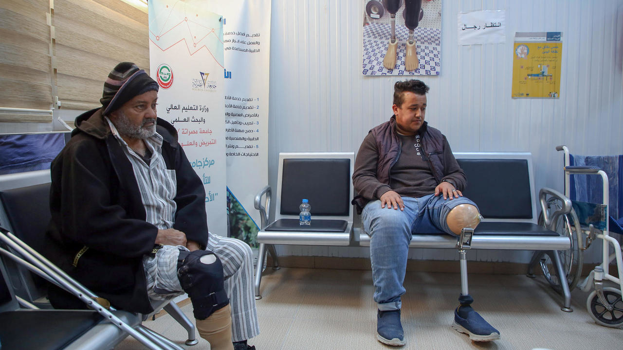 مصابون مبتورو الأطراف ينتظرون دورهم للمعاينة في المركز الوطني للأطراف الصناعية في مصراتة في 17 كانون الأول/ديسمبر 2020 