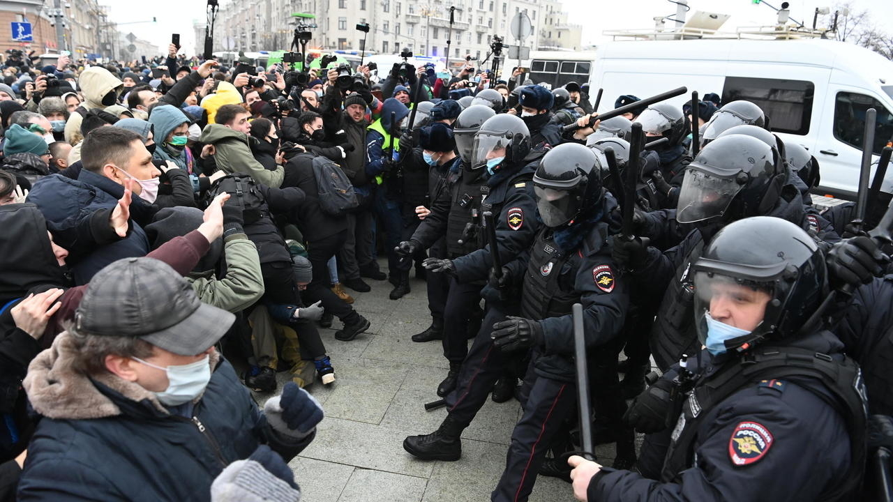 مواجهات بين الشرطة ومتظاهرين يطالبون بإطلاق سراح المعارض أليكسي نافالني في موسكو في 23 كانون الثاني/يناير 2021