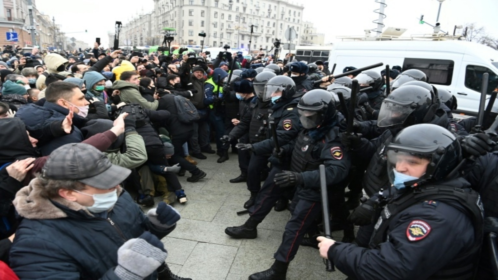 مواجهات بين الشرطة ومتظاهرين يطالبون بإطلاق سراح المعارض أليكسي نافالني في موسكو في 23 يناير 2021