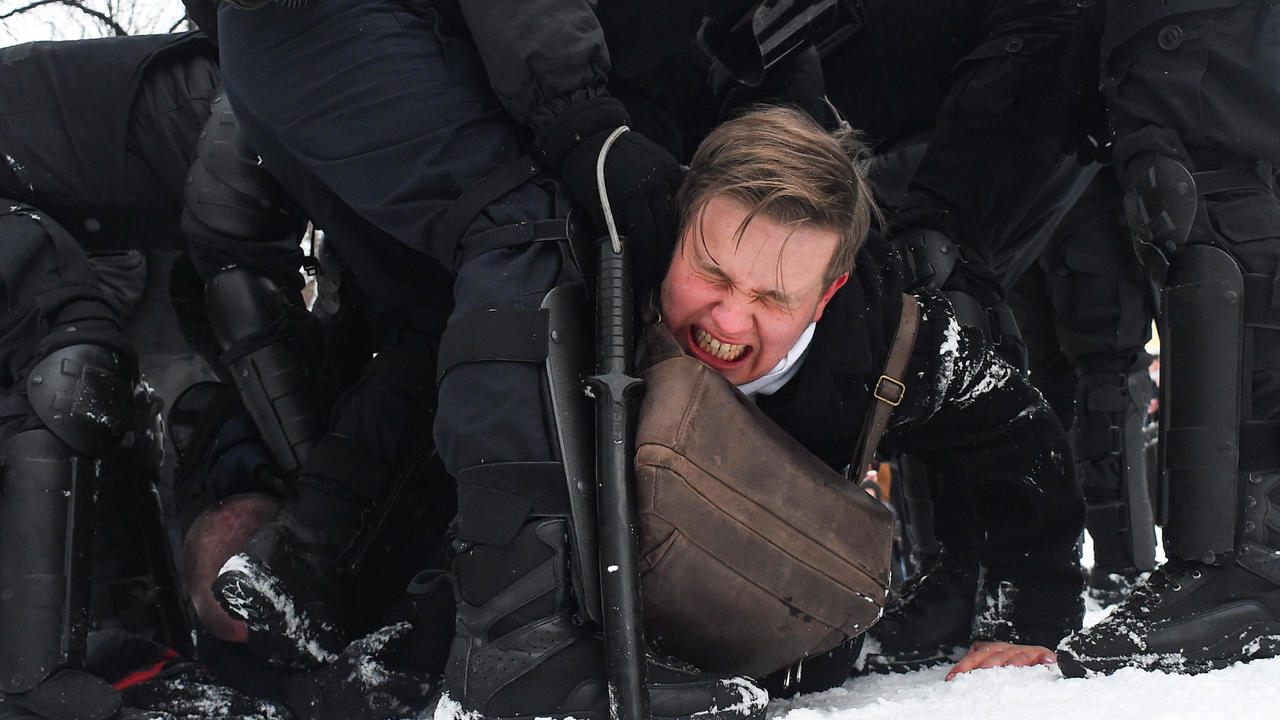 الشرطة توقف رجلاً خلال تجمع حاشد لدعم زعيم المعارضة المسجون ألكسي نافالني في سانت بطرسبرغ في 31 يناير/كانون الثاني 2021