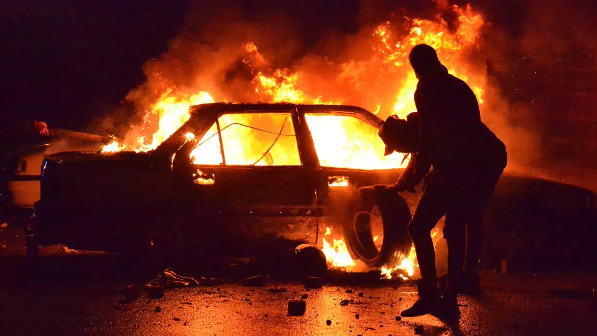 متظاهر يحرق سيارة في طرابلس قبل ٣ أيام