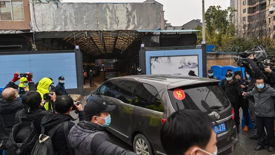 فريق خبراء منظمة الصحة العالمية يصل إلى سوق هوانان التي كانت البؤرة الأولى لفيروس كورونا في الصين، في مدينة ووهان الأحد