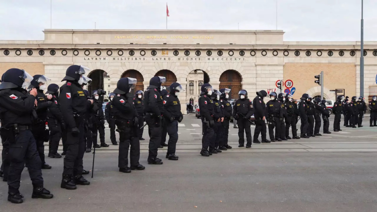 قوات الشرطة تنتشر خلال تظاهرة في فيينا احتجاجا على تدابير احتواء فيروس كورونا في 31 يناير 2021
