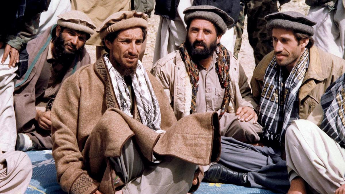 القائد الأفغاني أحمد شاه مسعود (الثالث من اليمين) يتحدث إلى مساعديه في صورة تعود إلى العام 1990