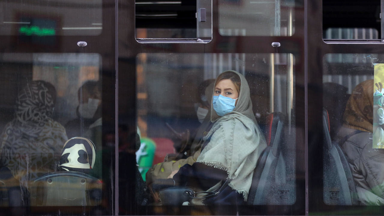 سيدة تضع كمامة للوقاية من كوفيد-19 أثناء تنقلها على متن حافلة في طهران، في صورة مؤرخة 30 كانون الأول/ديسمبر 2020