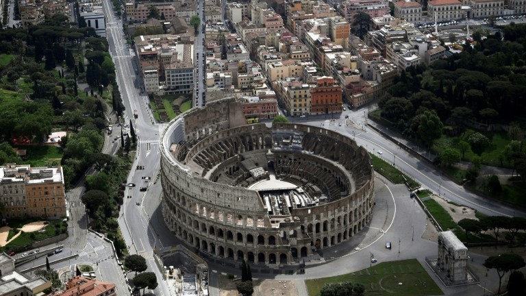 صورة جوية لمبنى الكولوسيوم في روما في 1 مايو 2020
