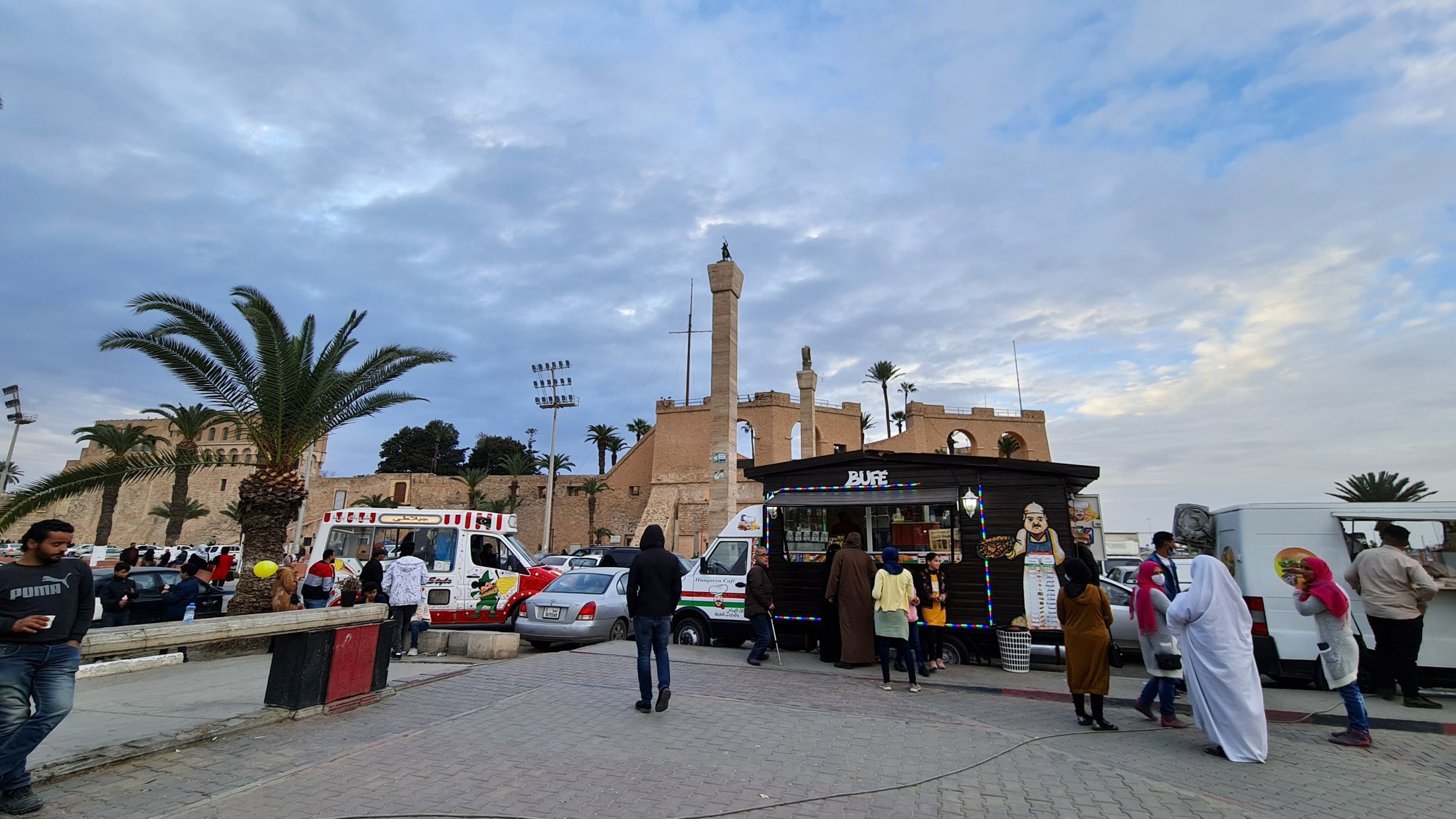 ليبيون يتجمعون في ساحة الشهداء في طرابلس