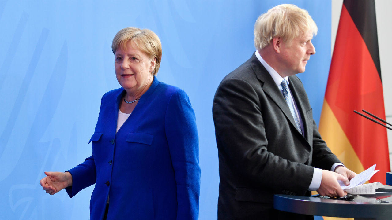 رئيس الوزراء البريطاني بوريس جونسون والمستشارة الألمانية أنغيلا ميركل خلال مؤتمر صحفي مشترك ببرلين- 21 أغسطس/آب 2019