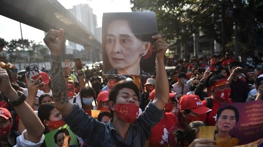 مؤيدون لأونغ سان سو تشي يتظاهرون أمام سفارة بورما في تايلاند في 1 فبراير الجاري