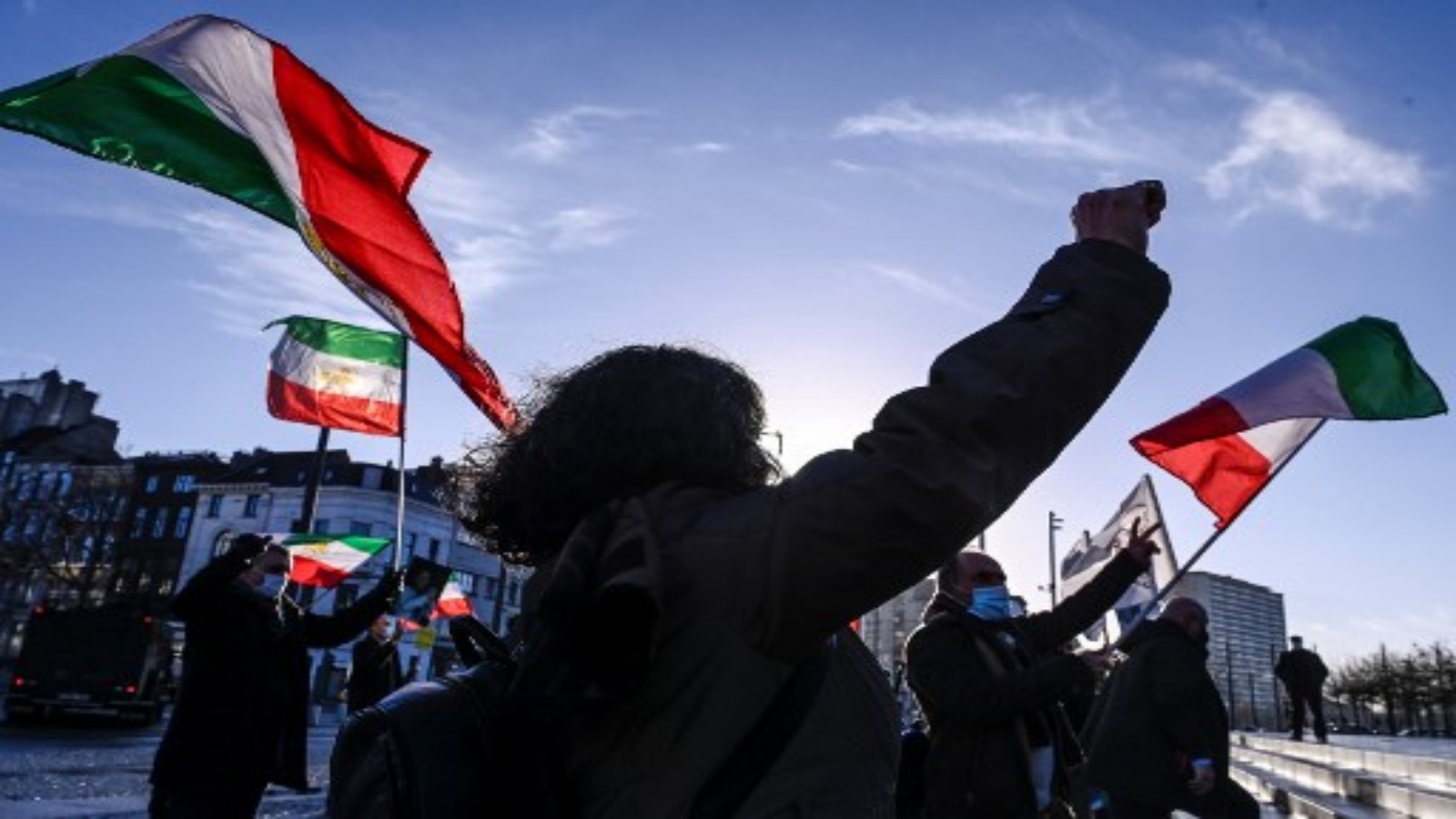 متظاهرون يلوحون بأعلام إيران السابقة أثناء احتجاجهم أمام محكمة أنتويرب الجنائية أثناء محاكمة أربعة أشخاص بينهم دبلوماسي إيراني وزوجان بلجيكيان إيرانيان في أنتويرب ، في 4 فبراير 2021