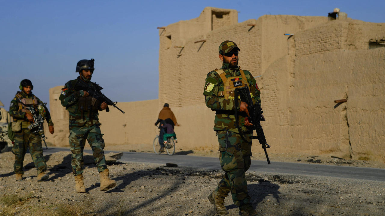 عناصر من الجيش الأفغاني والشرطة المحلية يقومون بدورية في منطقة بشتون زرغون بولاية هرات، في 28 تشرين الثاني/نوفمبر 2020