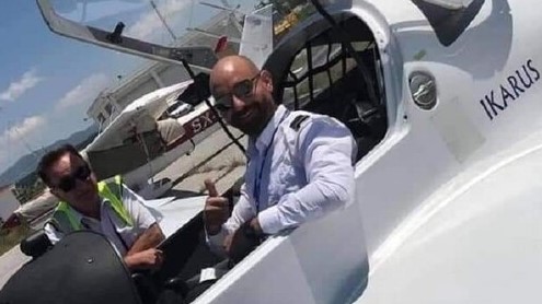 الطيار العراقي في طائرته التدريبية التي انطلق بها في رحلة تدريبية فتحطمت به ولقي مصرعه