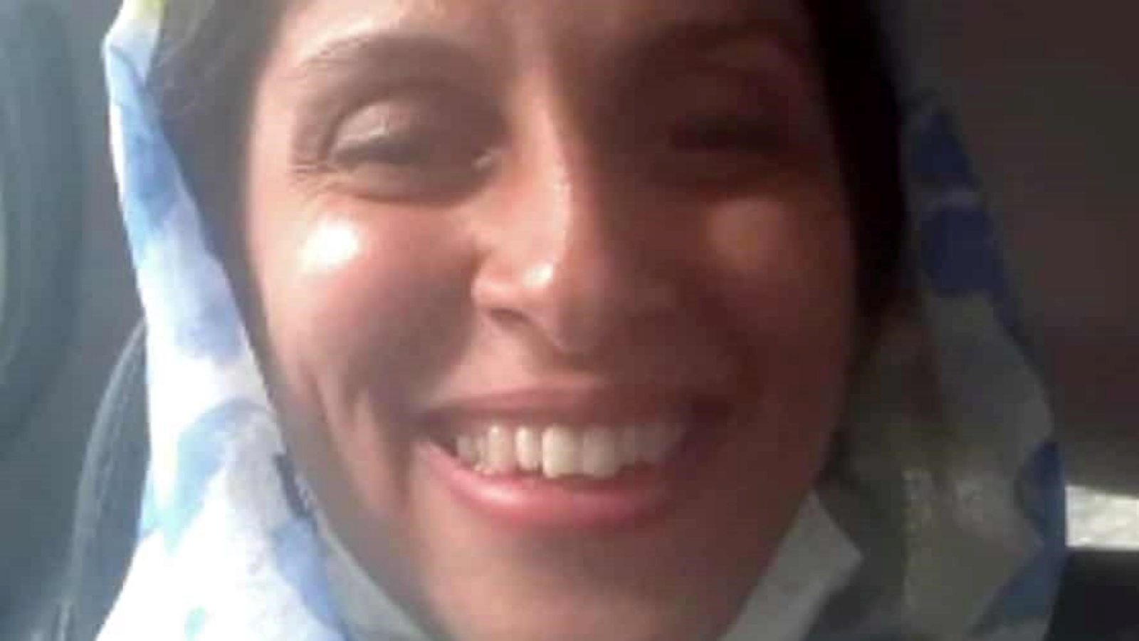 نازانين زغاري راتكليف في صوؤة سابقة تبتسم بعد إطلاق سراحها من السجن لمدة أسبوعين.