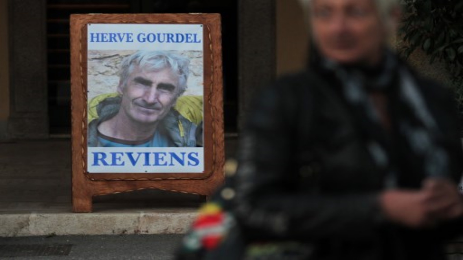 صورة التقطت في 23 سبتمبر 2014 ملصقًا يصور هيرفيه جورديل ، 55 عامًا ، وهو مرشد جبلي تم القبض عليه مساء 21 سبتمبر أثناء تجواله في منطقة القبائل الوعرة والغابات الكثيفة ، حيث تنشط القاعدة ، و قراءة 