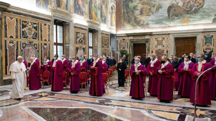 صورة نشرها المكتب الصحافي للفاتيكان في 29 كانون الثاني/يناير 2021 تُظهر البابا فرنسيس (إلى اليسار) خلال لقاء في الفاتيكان