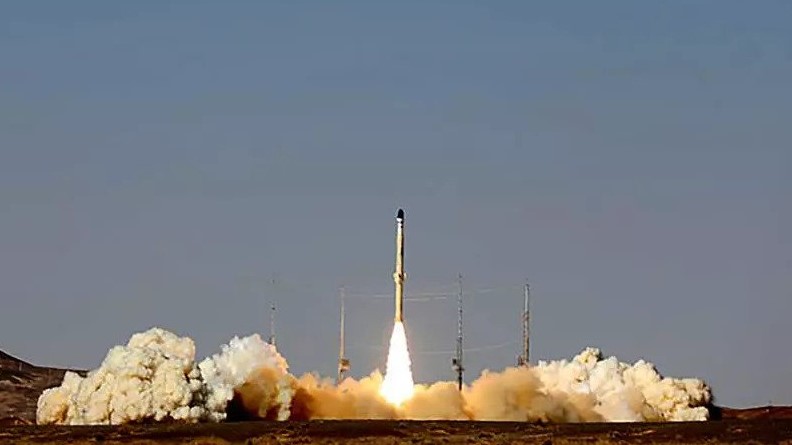 صورة وزعتها وزارة الدفاع الإيرانية في الأول من شباط/فبراير 2021، تظهر تجربة إطلاق صاروخ 