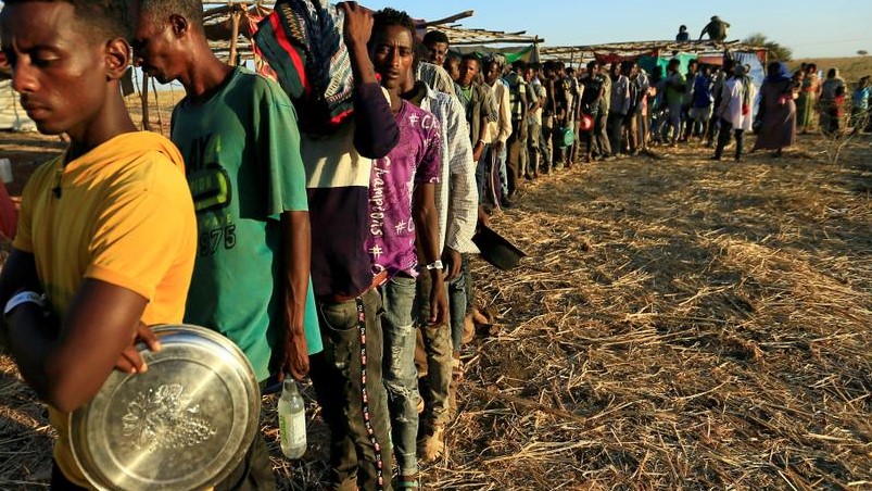 لاجئون إريتريون في أحد مخيمات إثيوبيا ينتطون للحصول على مساعدات.