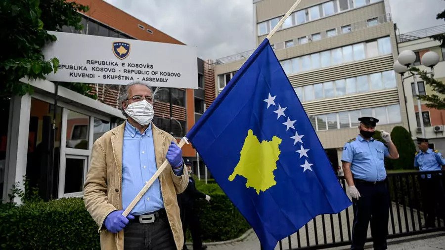 مواطن كوسوفي يحمل علم بلاده