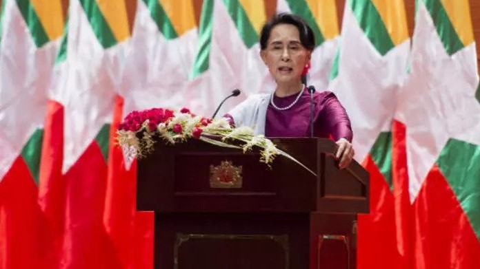 الزعيمة المدنية لبورما أونغ سان سو تشي التي أطاحها الجيش ووضعها في قيد الإقامة الجبرية