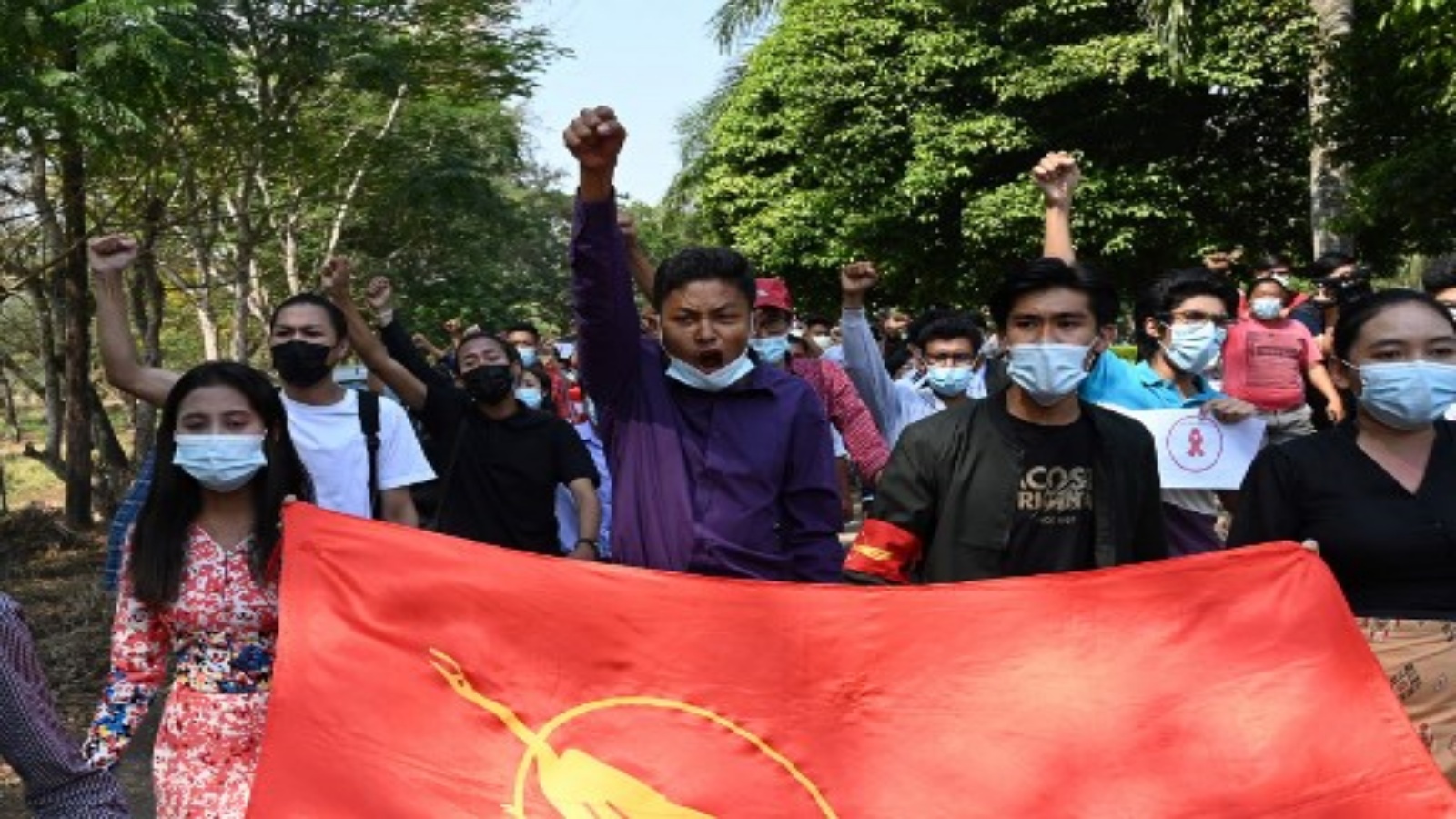 مئات المتظاهرين في رانغون احتجاجاً على الانقلاب في بورما 