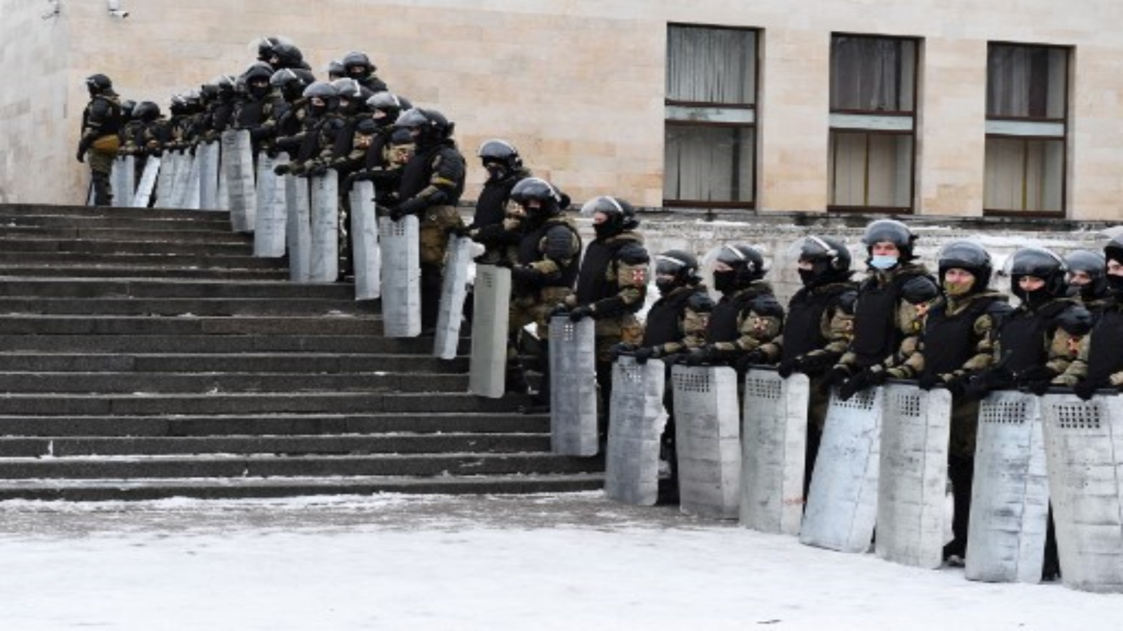 ضباط إنفاذ القانون يغلقون منطقة خلال تجمع حاشد لدعم زعيم المعارضة المسجون أليكسي نافالني في سانت بطرسبرغ في 31 يناير 2021