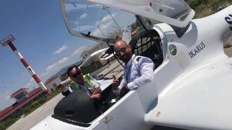 الطيار العراقي في طائرته التدريبية التي انطلق بها في رحلة تدريبية قبل سقوطها وتحطمها ومقتله