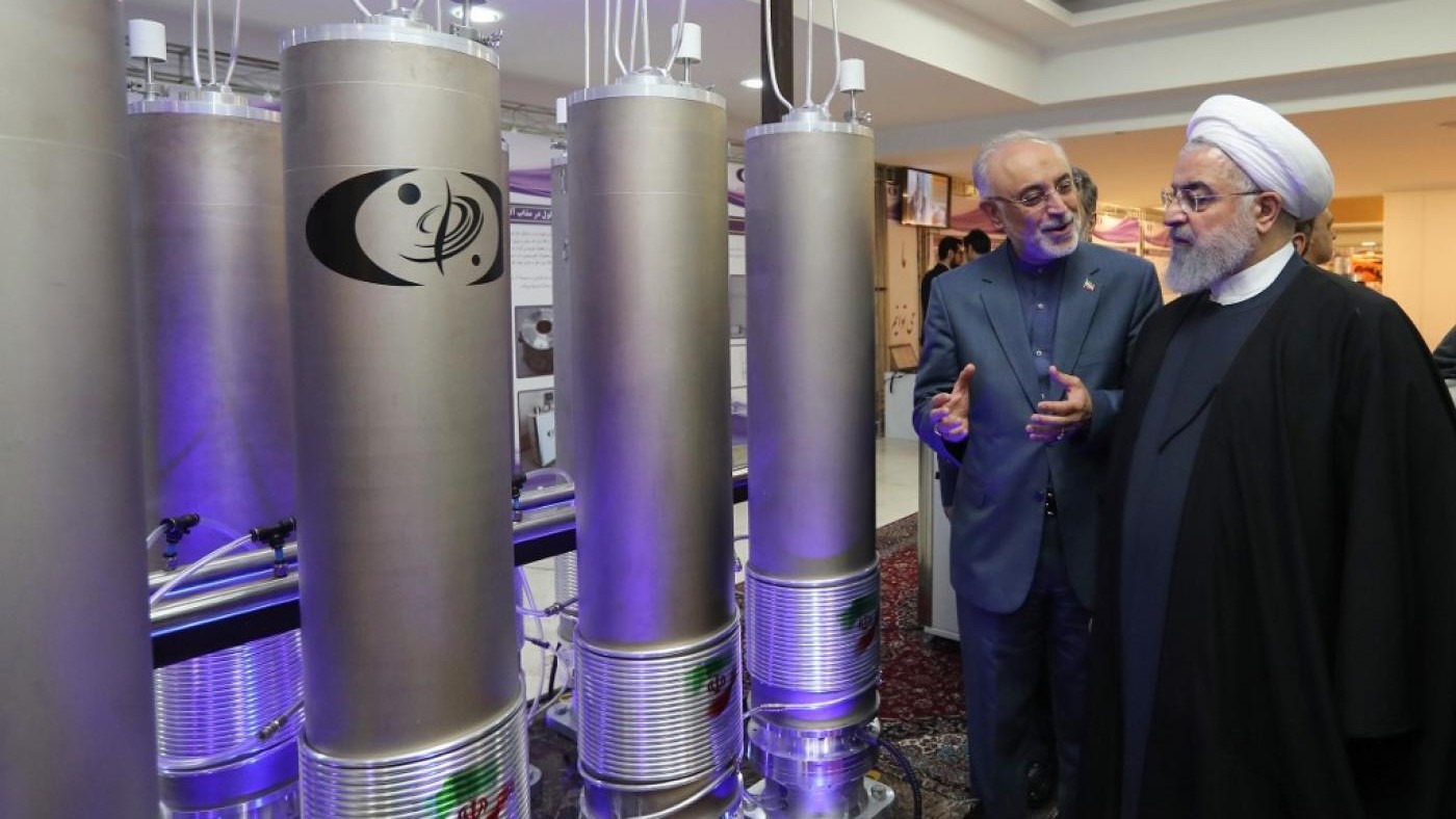 الرئيس الإيراني حسن روحاني ووزير خارجيته محمد جواد ظريف في إحدى المنشآت النووية الإيرانية في عام 2019