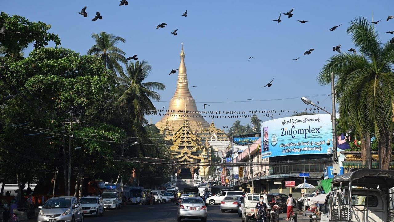 معبد شويداغون البوذي الشهير في يانغون في بورما في 1 شباط/فبراير 2021