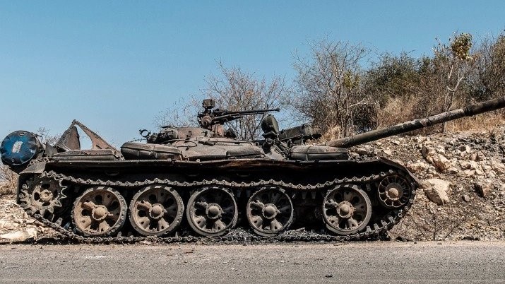 دبابة إثيوبية معطوبة في أثناء الحرب في تيغراي