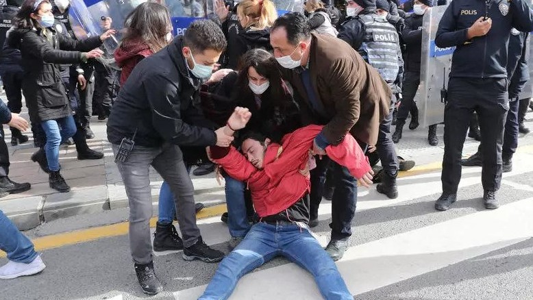 الشرطة التركية تعتقل نشطاء مؤيدين للتظاهرات الطلابية في أنقرة في 2 فبراير 2021