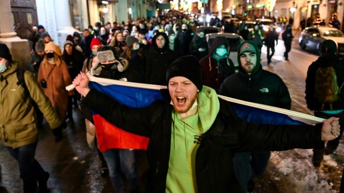 متظاهرون ضد سجن نافالني في موسكو في 2 فبراير 2021