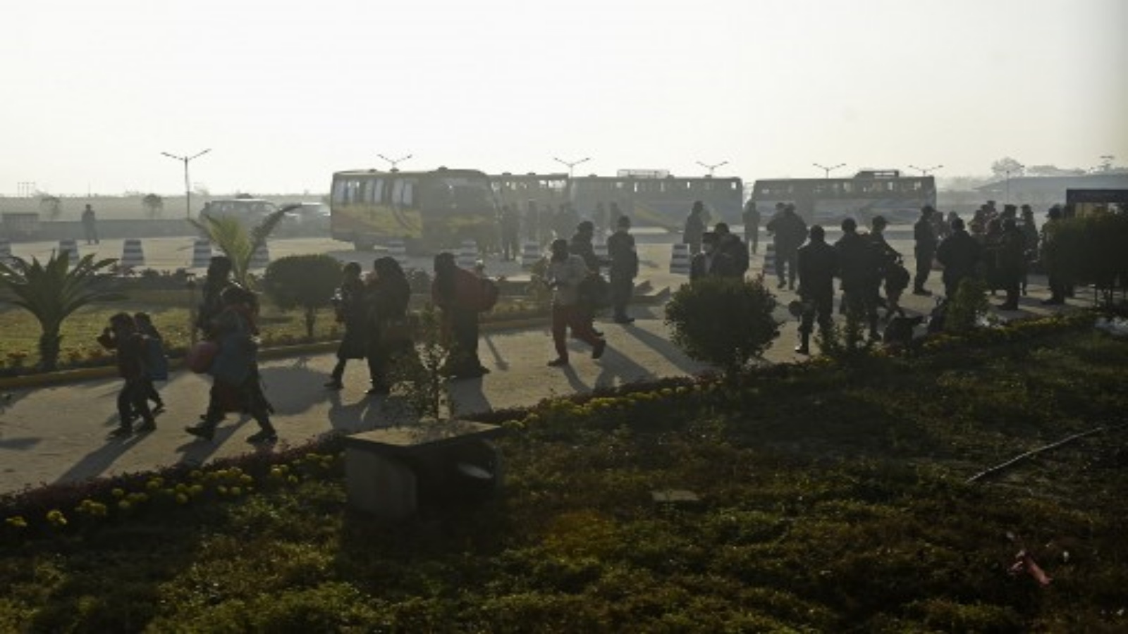 لاجئون من الروهينغا يسيرون مع أمتعتهم على متن سفينة تابعة للبحرية البنغلاديشية أثناء نقلهم إلى جزيرة باشان شار في خليج البنغال في شيتاغونغ في 29 يناير 2021
