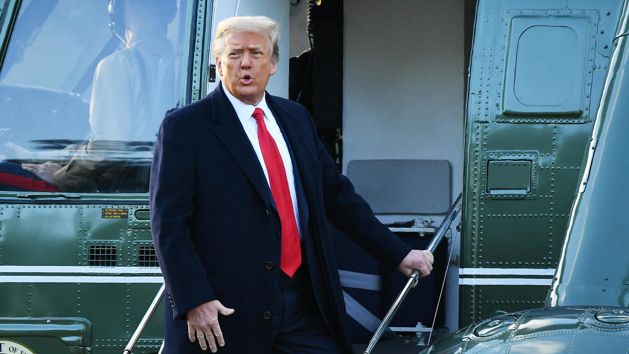 صورة التقطت بتاريخ 20 يناير 2021 تظهر الرئيس السابق دونالد ترمب لدى صعوده على متن مروحية مارين وان في البيت الأبيض