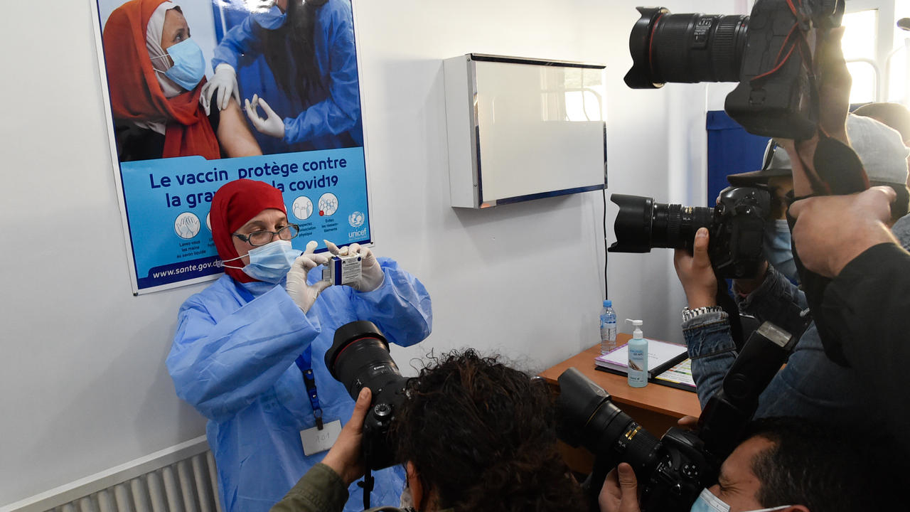 عاملة صحية جزائرية تعرض علبة للقاح سبوتنيك-في الروسي أمام صحافيين في مستشفى بالجزائر العاصمة في 31 كانون الثاني/يناير 2021