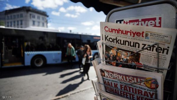 يتهم نظام الرئيس رجب طيب أردوغان الإسلامي بتكميم الصحافة المستقلة في تركيا