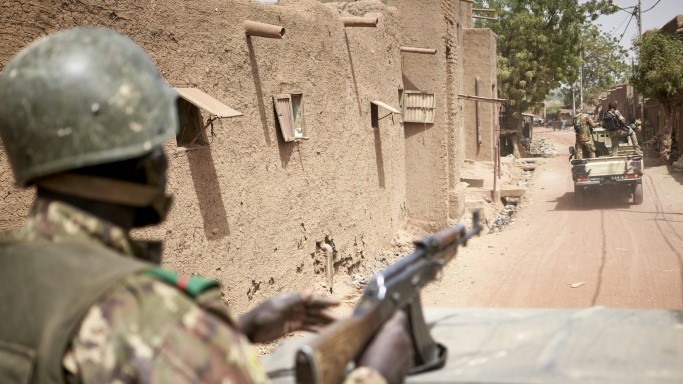 جنود ماليون يسيرون دورية في محلة دجيني في وسط مالي في 28 فبراير 2020
