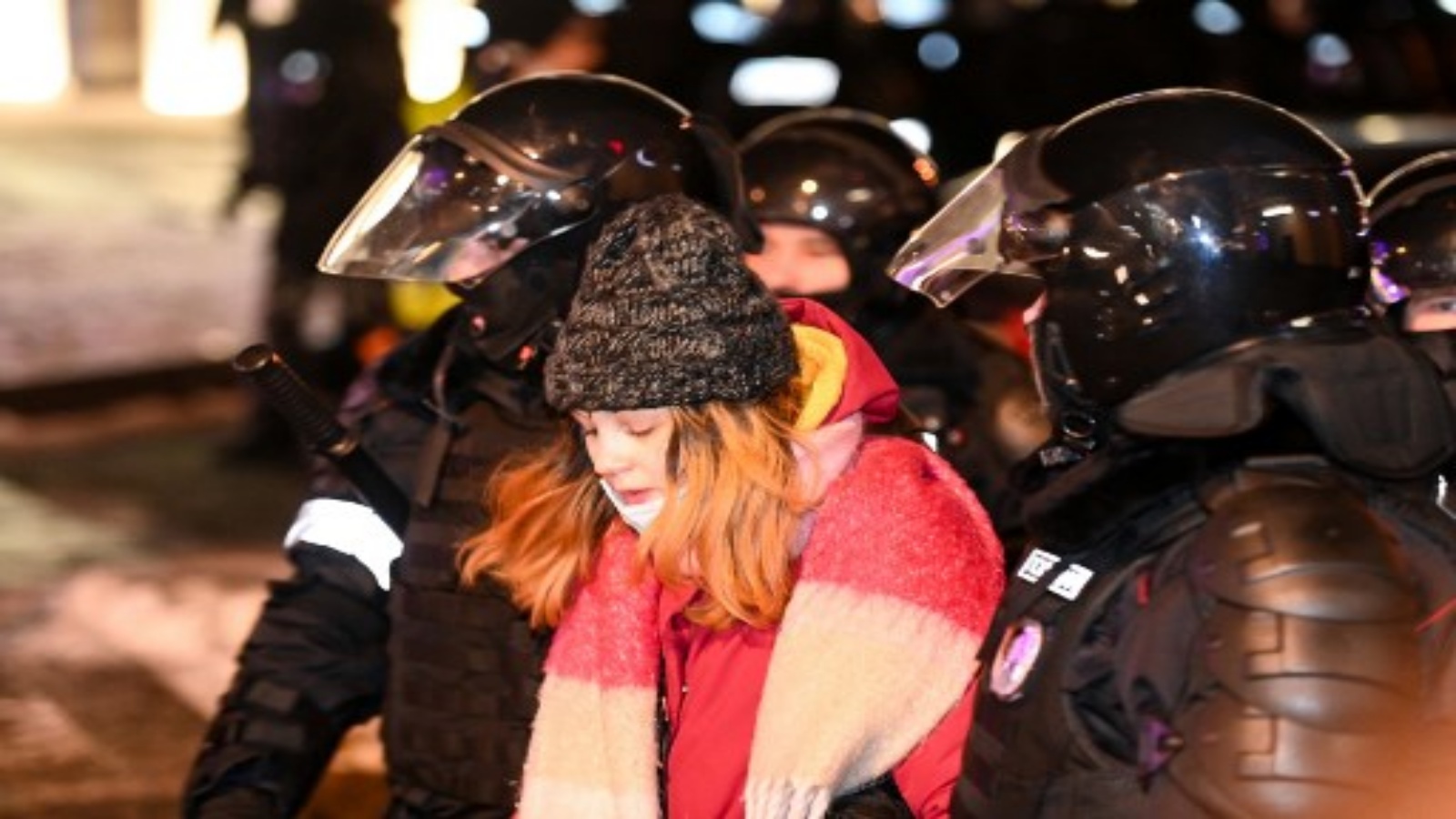 الشرطة تقتاد امرأة خلال احتجاج على قرار محكمة أمر بسجن زعيم المعارضة الروسي أليكسي نافالني لما يقرب من ثلاث سنوات ، في وسط موسكو في 2 فبراير 2021.