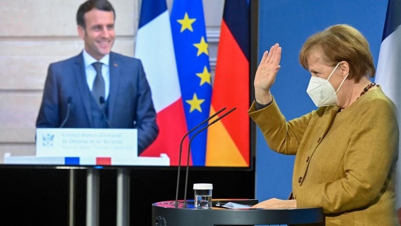 الرئيس الفرنسي إيمانويل ماكرون (على الشاشة) والمستشارة الألمانية أنغيلا ميركل