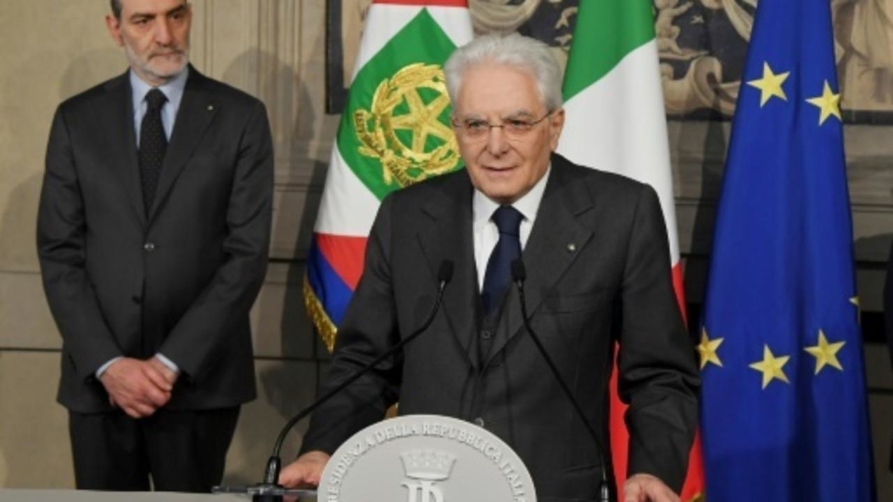 الرئيس الإيطالي سيرجيو ماتاريلا متحدثا إلى الصحافيين في روما في 13 نيسان/أبريل 2018 